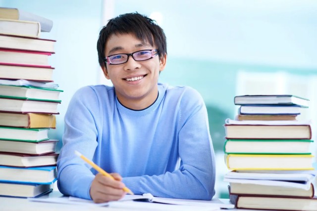 british-curriculum-school Student studying with books at a British curriculum school in Thailand.