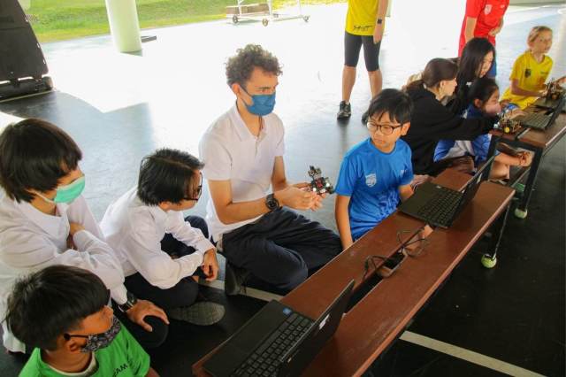 GV students learn about AI via building robot