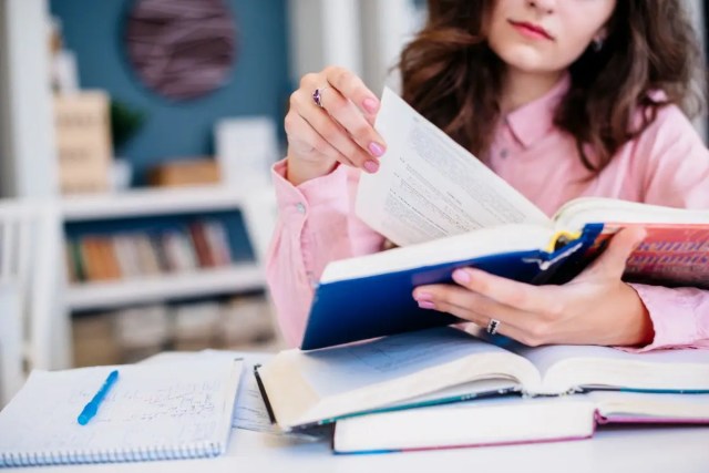 preparing-for-ielts Student reading English study materials while preparing for IELTS.