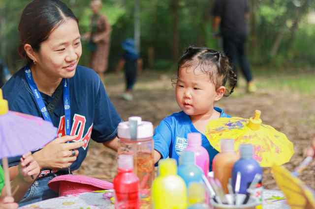 enjoy-creative-activity-together Parent and child enjoy a creative activity together, showing how involvement builds stronger bonds in early education.