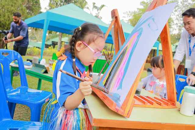 fun-mental-health-activity Child painting in creative arts class, a fun mental health activity for kids supporting self-expression