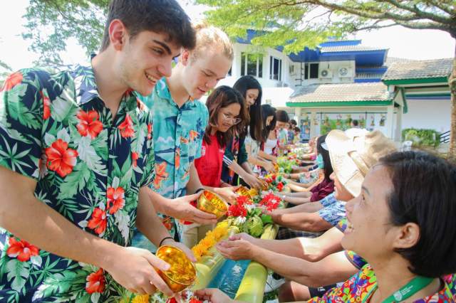 university-for-international-students St. Andrews Green Valley students respectfully pour water for teachers during Songkran celebrations, honouring Thai culture with happiness while preparing to go to university for international students.
