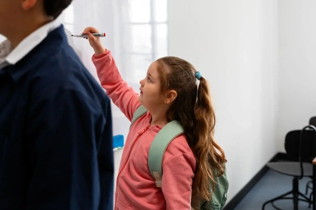 student-showing-leadership-skills-examples-through-an-active-learning Student showing leadership skills examples through an active learning.