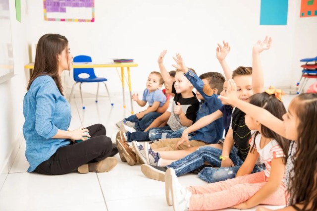 teacher-leading-lesson-plan-for-kindergarten Teacher leading a lesson plan for kindergarten.